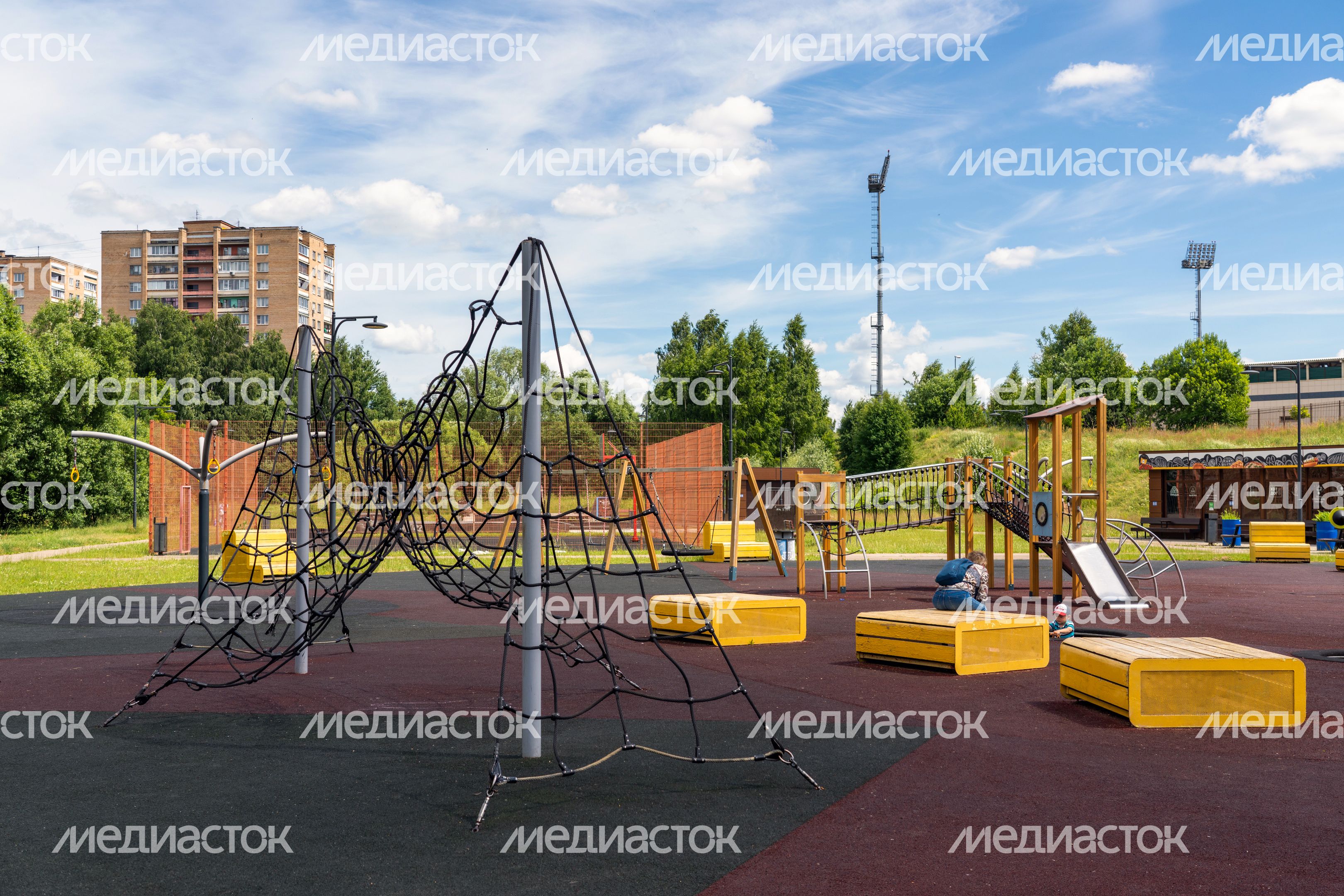 Парк у набережной реки Песочной в Истре