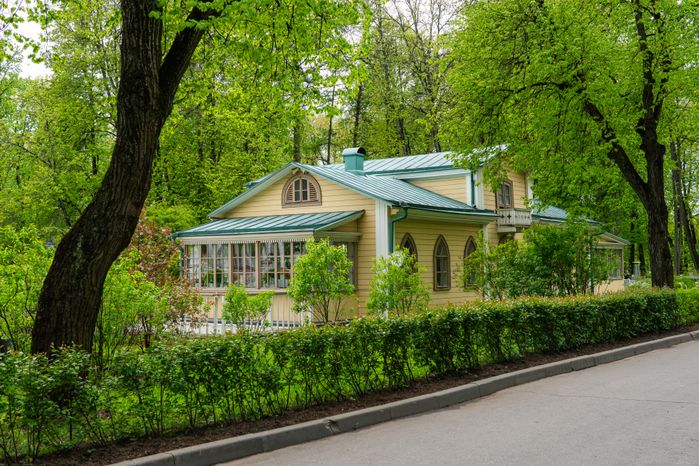 Ансамбль зданий «Каприз» в парке усадьбы Архангельское