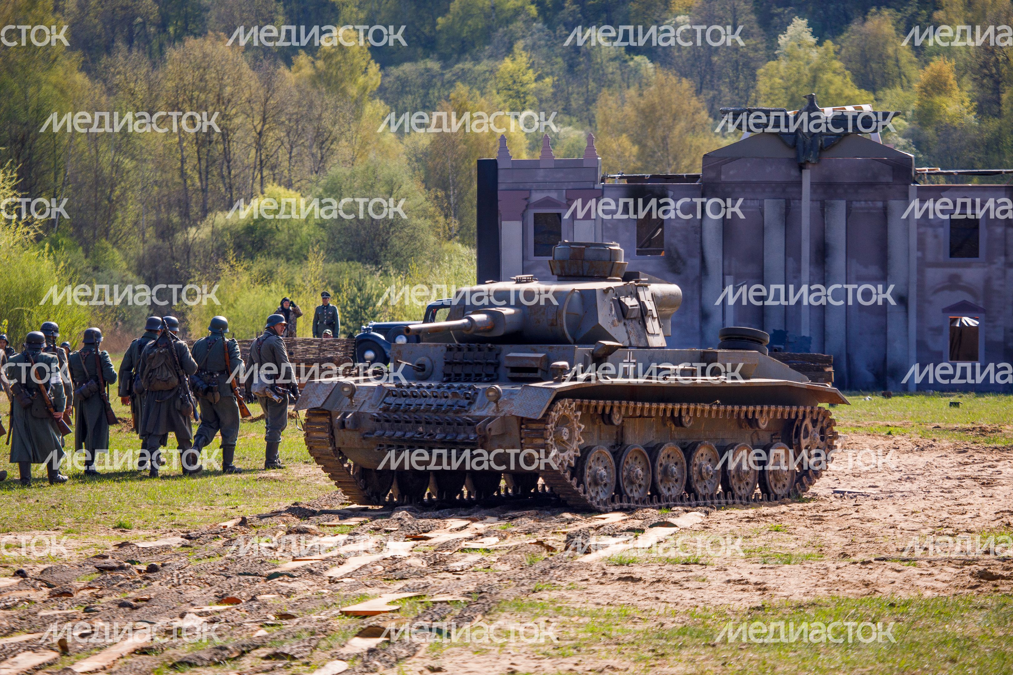Военно-историческая реконструкция "Успех в единстве поколений" в Химках Военно-историческая реконструкция "Успех в единстве поколений" в Химках
