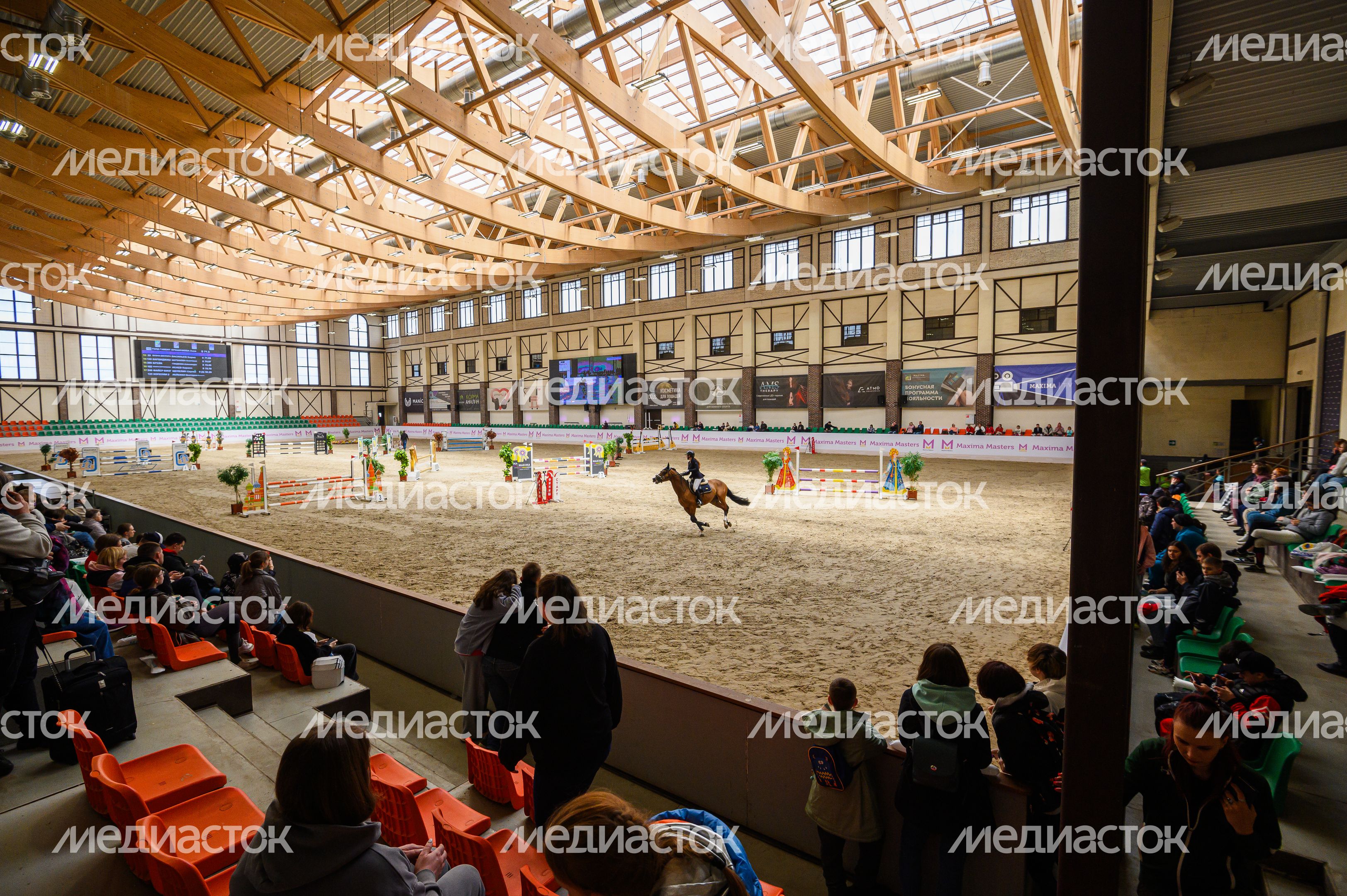 Конноспортивное шоу в Maxima Park в Дмитровском округе