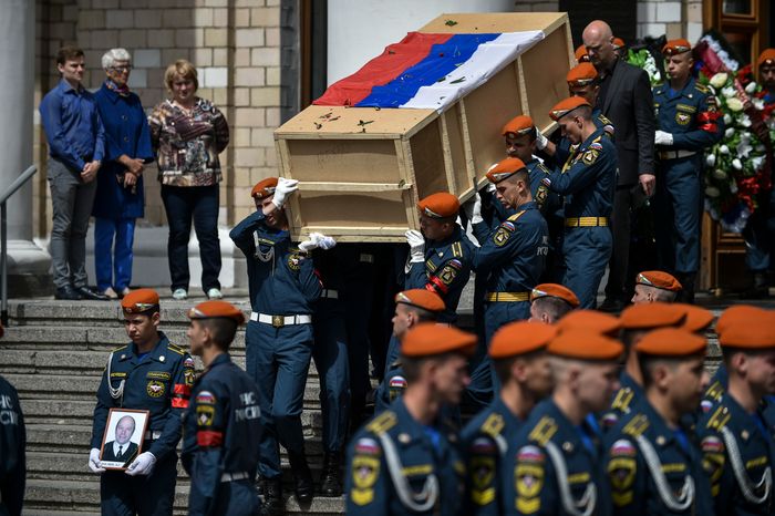 Прощание с погибшими членами экипажа самолета Ил-76 в Жуковском