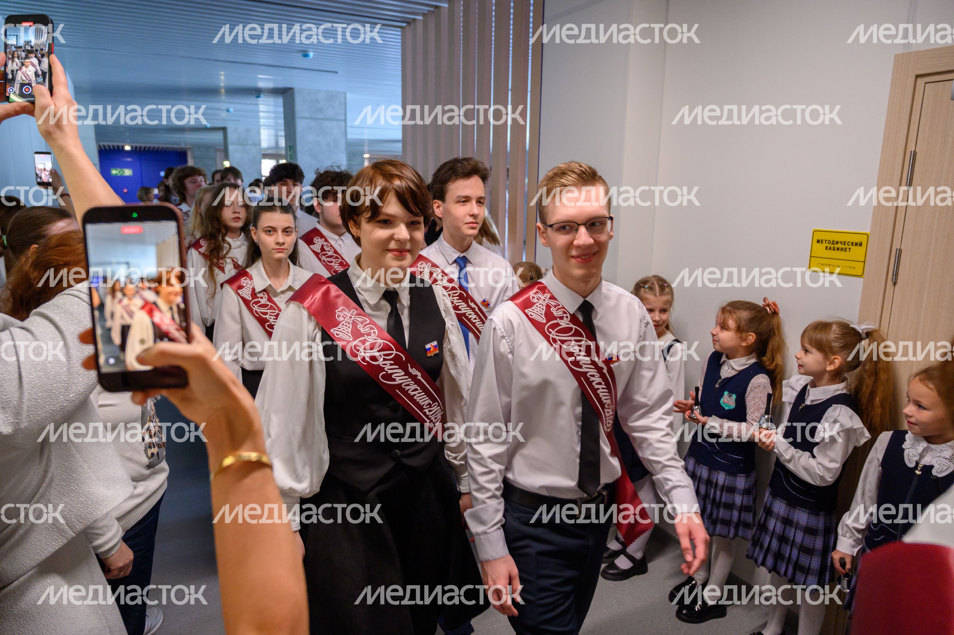 Последний звонок в гимназии №41 - корпусе «Феникс» в ЖК «Жулебино парк» города Люберцы Последний звонок в гимназии №41 - корпусе «Феникс» в ЖК «Жулебино парк» города Люберцы