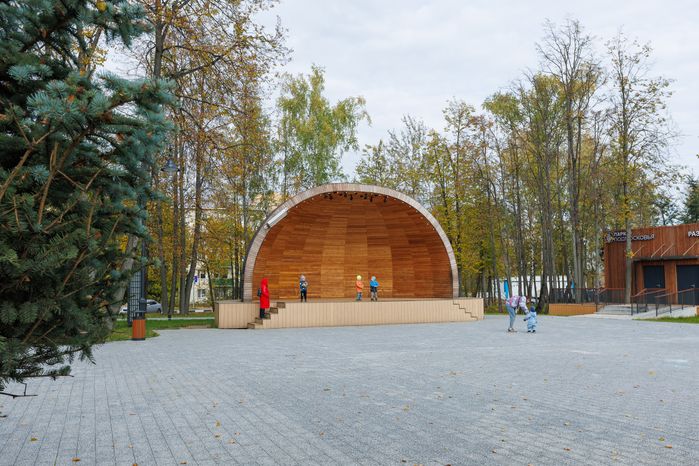 Сцена в парке «Киово» в Лобне осенью