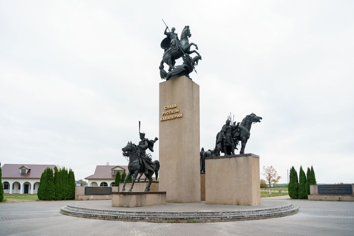 Мемориал "Слава русской кавалерии" в национальном конном парке "Русь" в Ленинском округе
