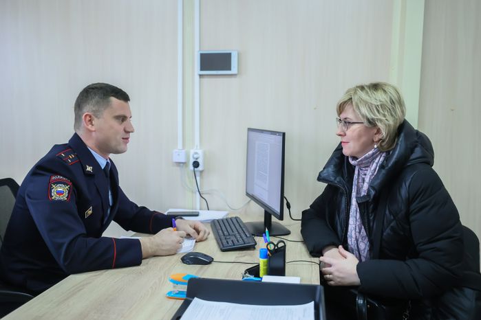 Полицейский и посетитель пункта полиции в Котельниках