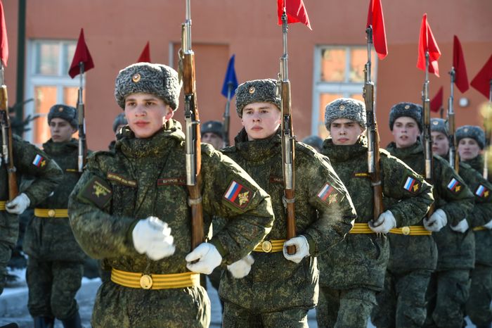Подготовка военнослужащих отдельного комендантского Преображенского полка к военному параду на Красной площади