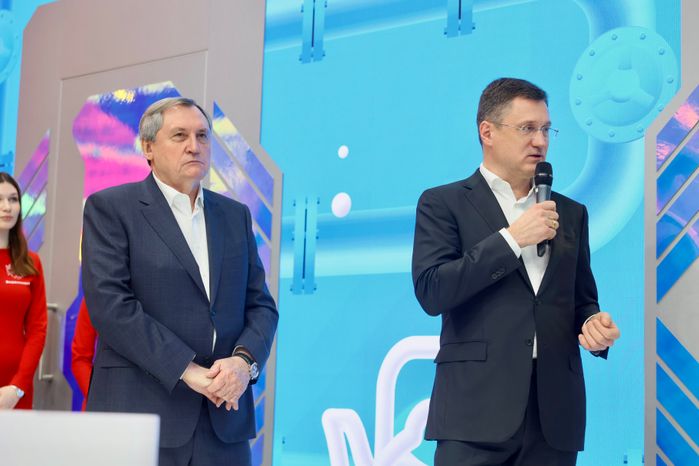 Зампред правительства Александр Новак и министр энергетики РФ Николай Шульгинов на подмосковном стенде выставки-форума «Россия»