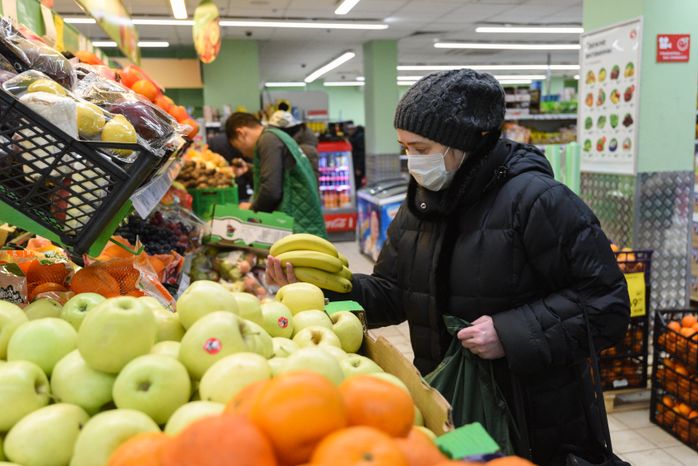 Люди в масках в период эпидемии коронавируса