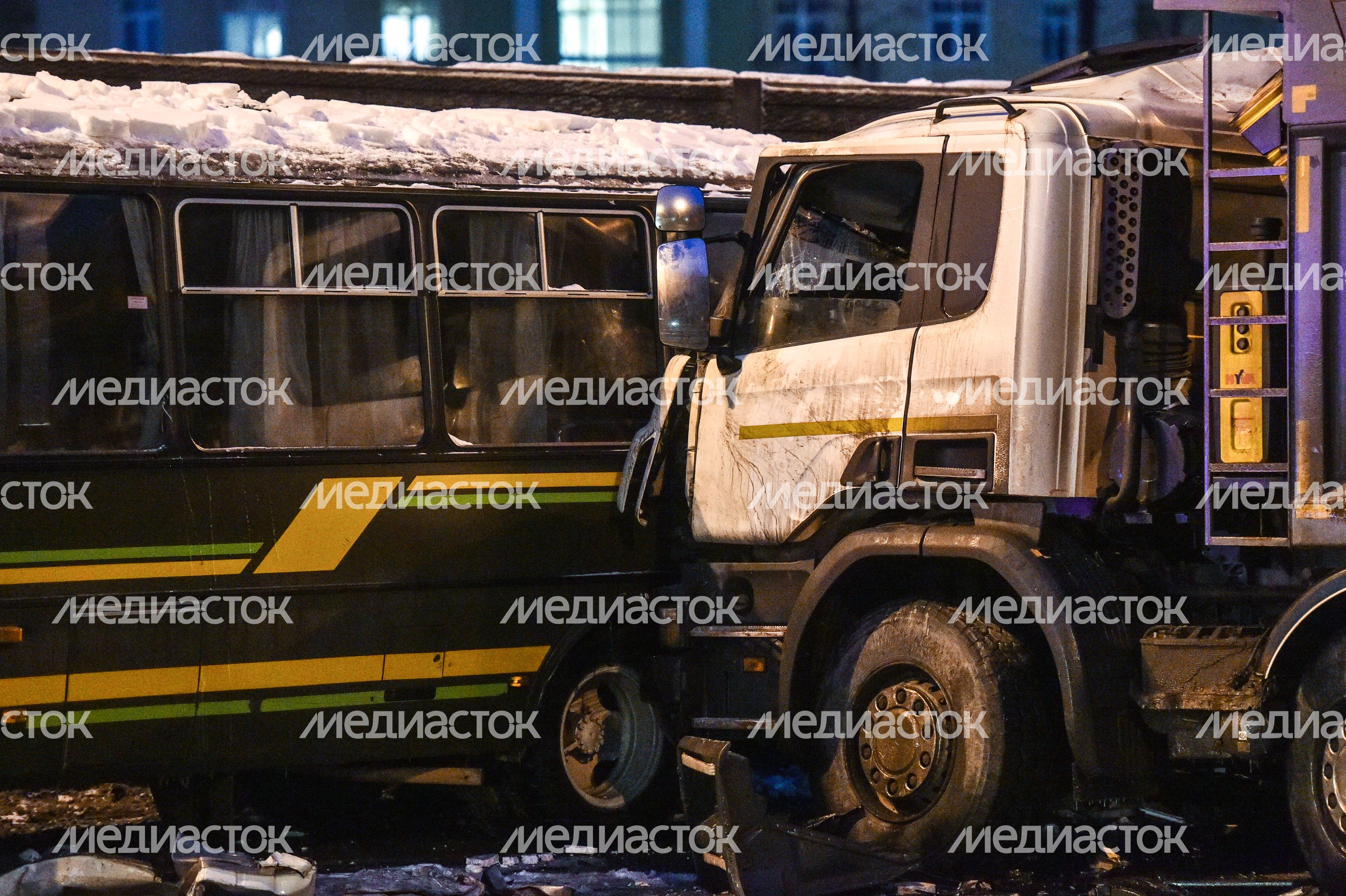 Кадры с места столкновения четырех автобусов и грузовика на Новорижском шоссе в Московской области