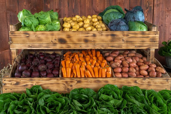Сельхозпродукция компании «Дмитровские овощи» на прилавке фермерской лавки