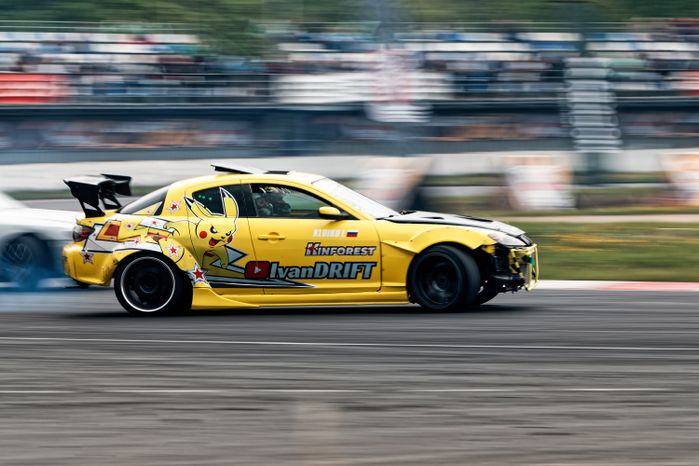 Гонка автомобилей на дрифт-фестивале скорости и драйва Drift Expo Track Mode 2025