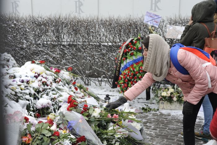 Цветы у посольства Франции в Москве