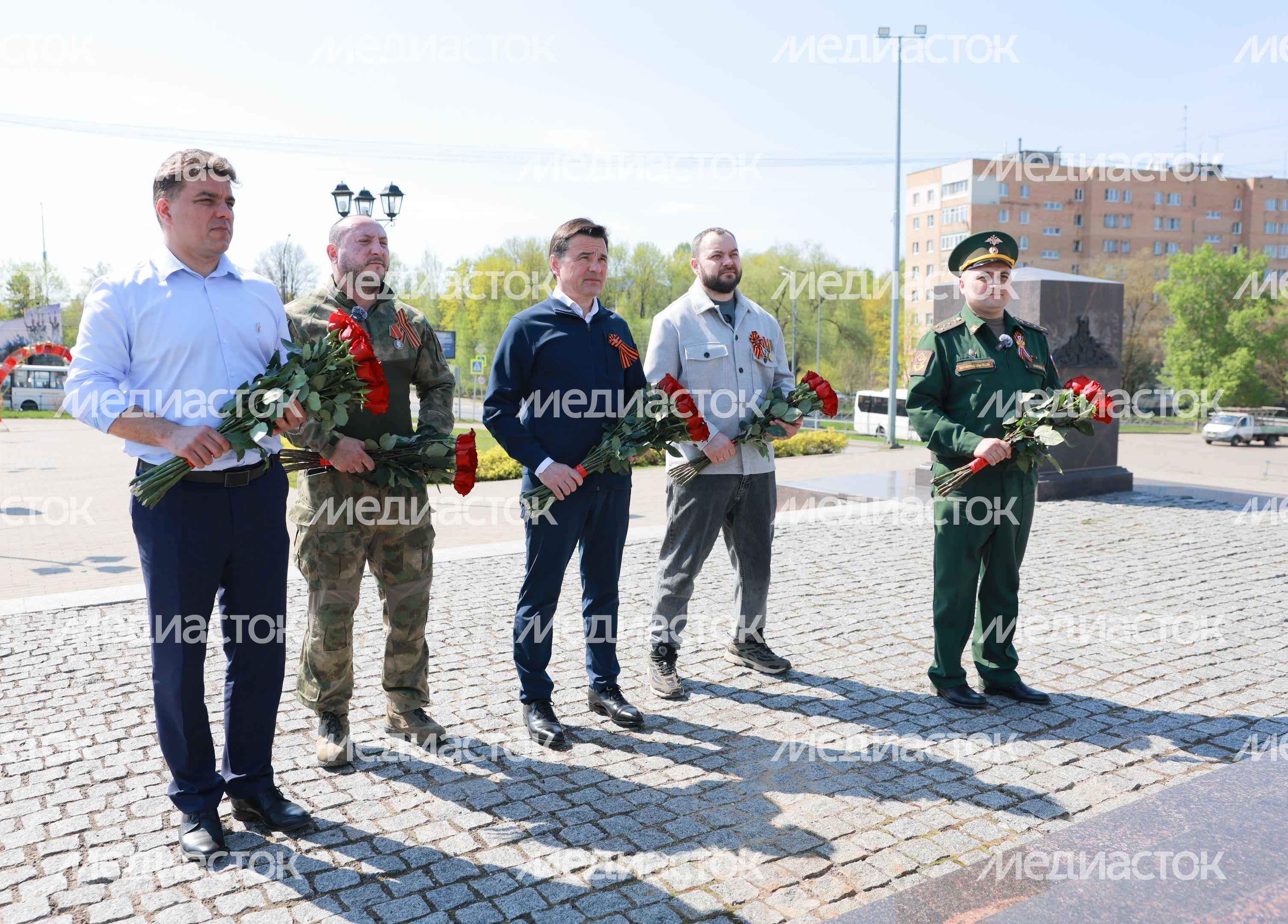 Андрей Воробьев вместе с ветеранами СВО возложил цветы к стеле в Можайске Андрей Воробьев вместе с ветеранами СВО возложил цветы к стеле в Можайске