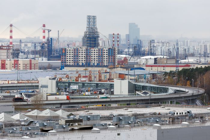 Вид на МКАД со стороны ТЦ «Мега Белая Дача» в Котельниках осенью