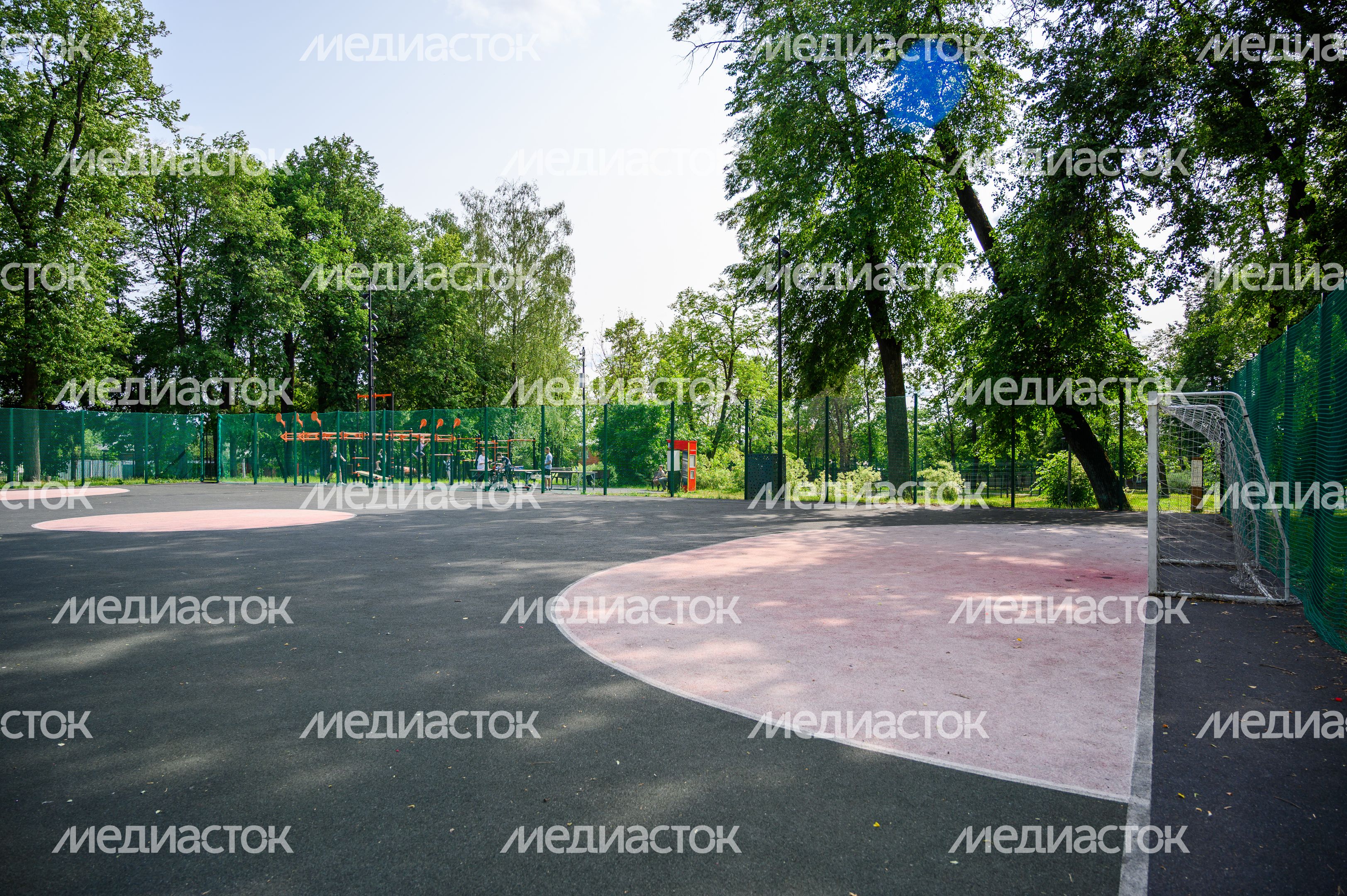 Спортивная площадка в парке культуры и отдыха им. Олега Степанова в Серпухове летом Спортивная площадка в парке культуры и отдыха им. Олега Степанова в Серпухове летом