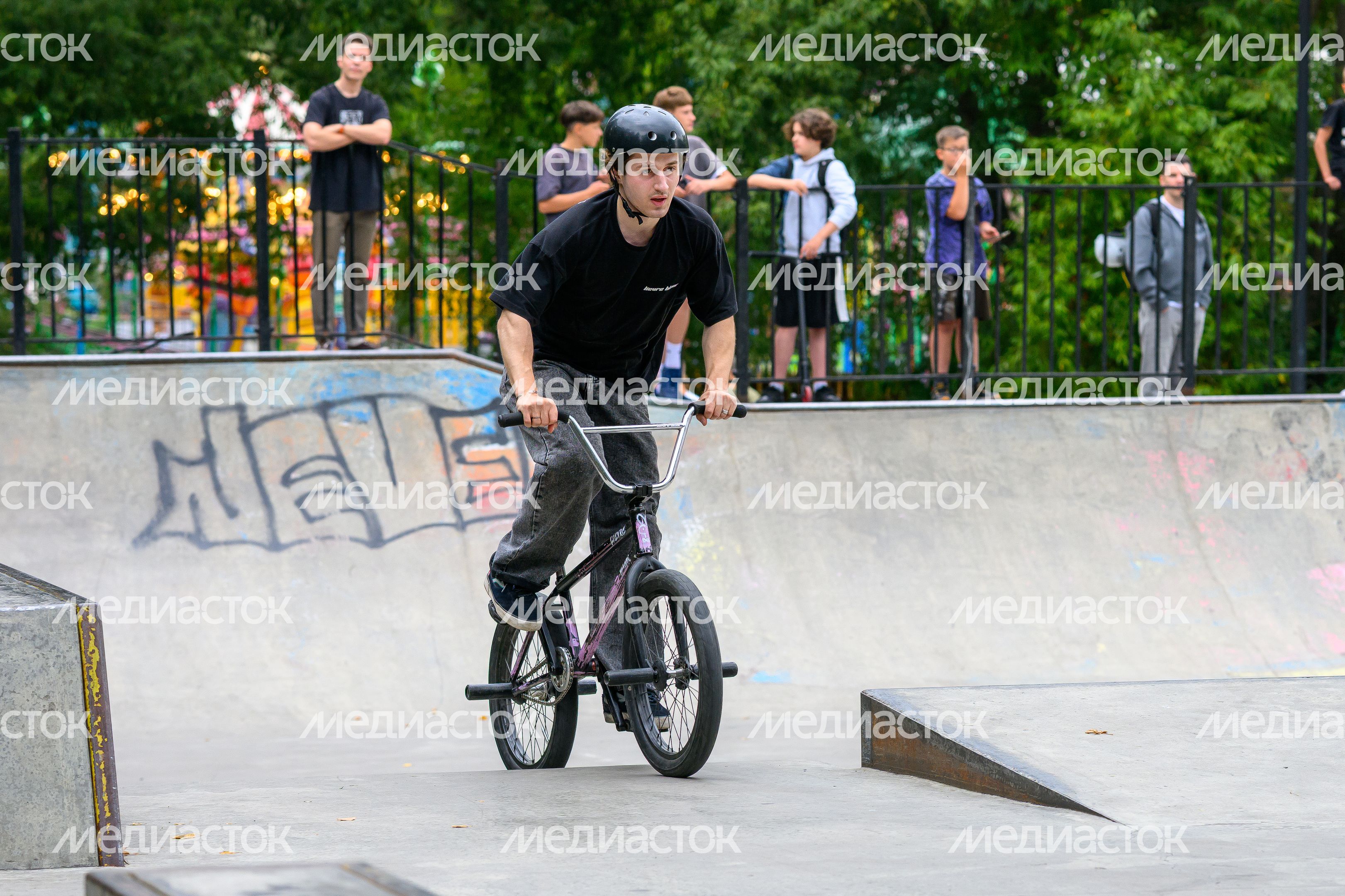 Соревнования в дисциплине велосипедный мотокросс (BMX) на фестивале уличной культуры в парке Мира города Мытищи Соревнования в дисциплине велосипедный мотокросс (BMX) на фестивале уличной культуры в парке Мира города Мытищи