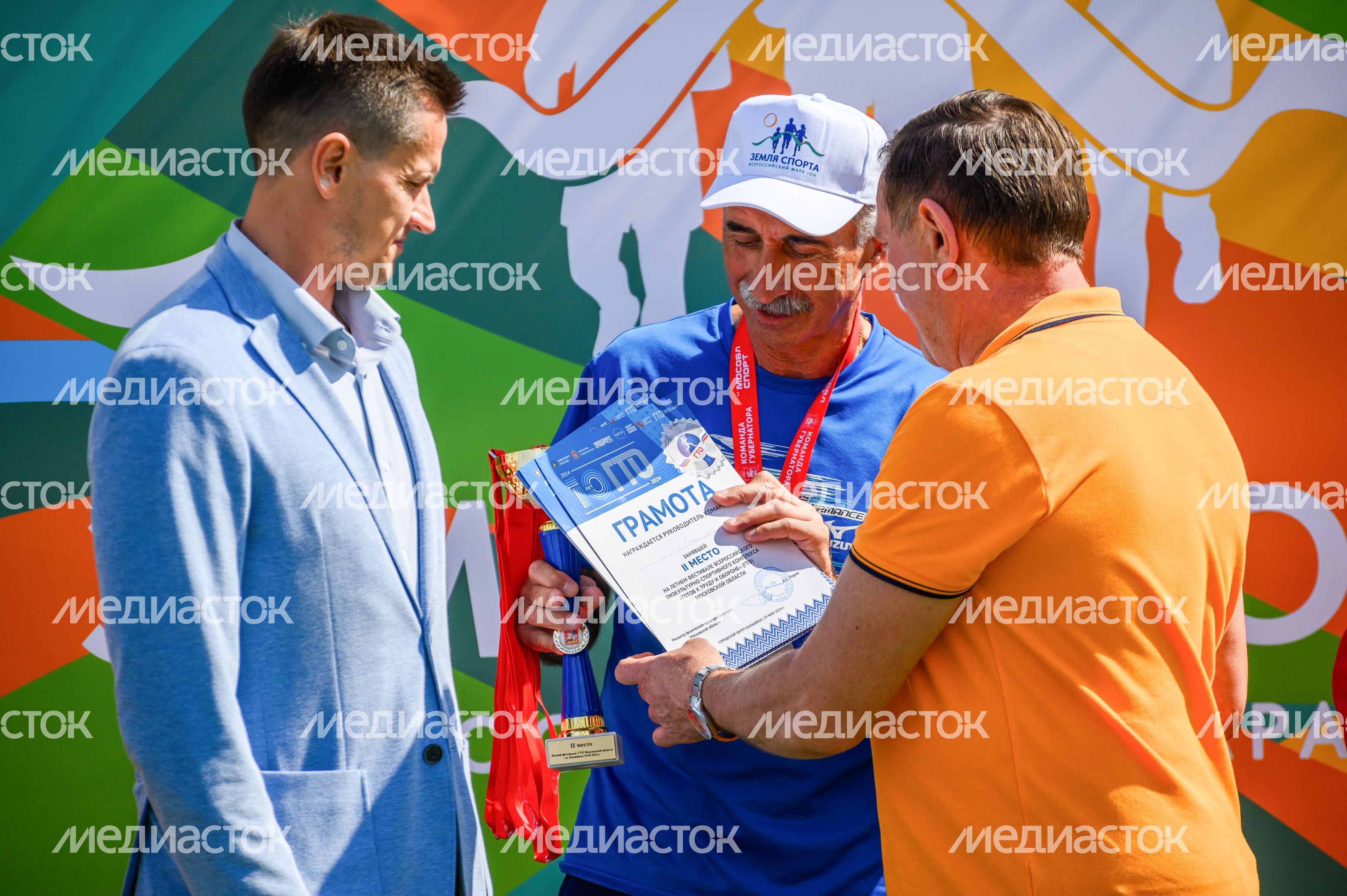 Начальник управления по физкультуре Балашихи Никита Тарасевич наградил спортсменов вместе с Геннадием Поповым, представителем "Единой России" Начальник управления по физкультуре Балашихи Никита Тарасевич наградил спортсменов вместе с Геннадием Поповым, представителем "Единой России"