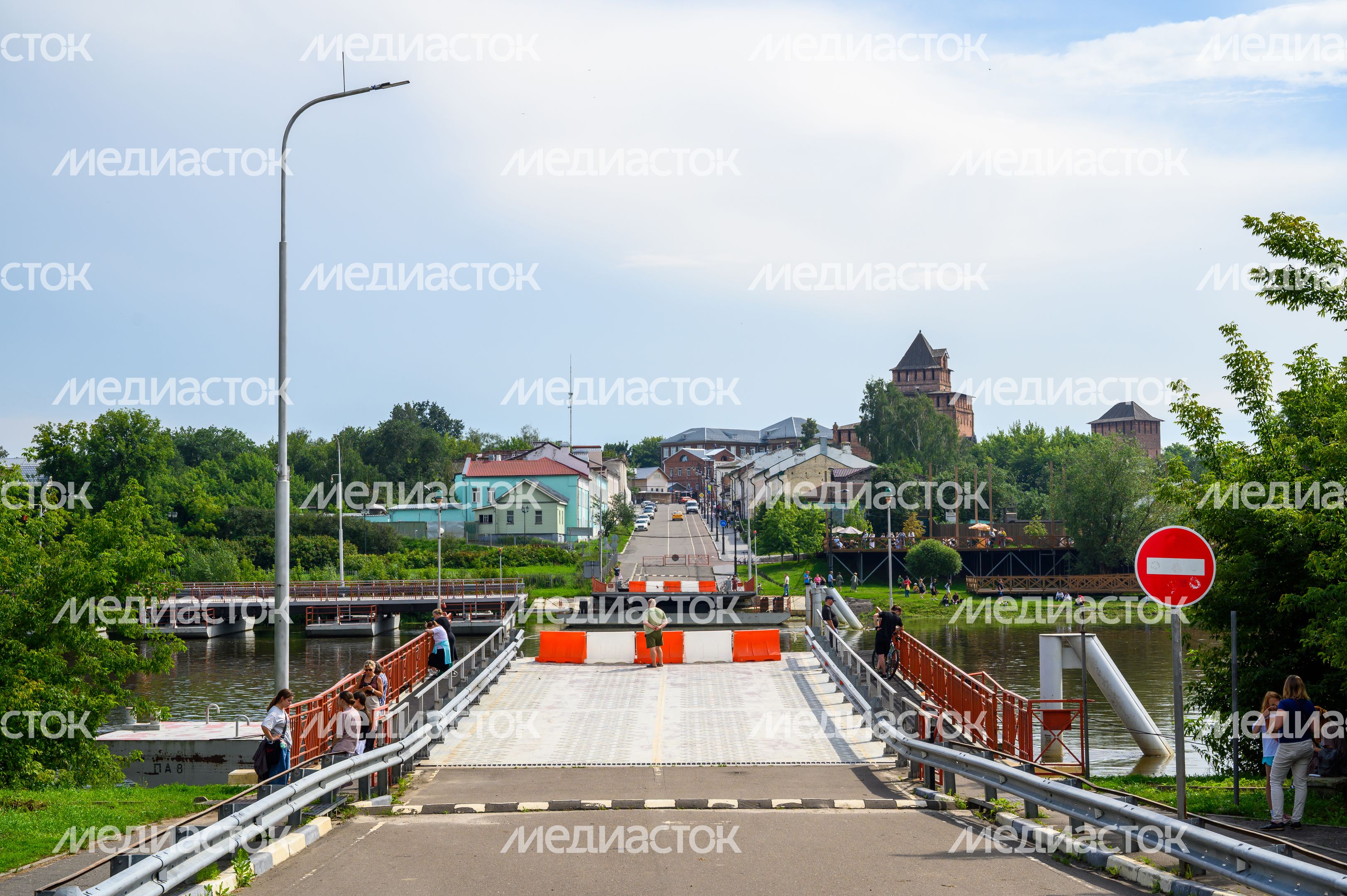 Наплавной разводной Бобреневский мост в Коломне через Москву-реку Наплавной разводной Бобреневский мост в Коломне через Москву-реку
