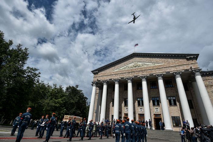 Прощание с погибшими членами экипажа самолета Ил-76 в Жуковском