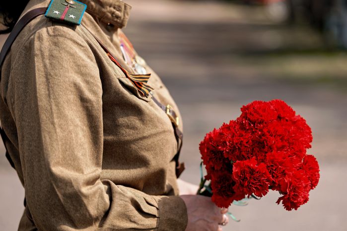 Патриотическое воспитание: возложение цветов к памятнику летчикам в аэроклубе ВВС Одинцовского округа ко Дню Победы