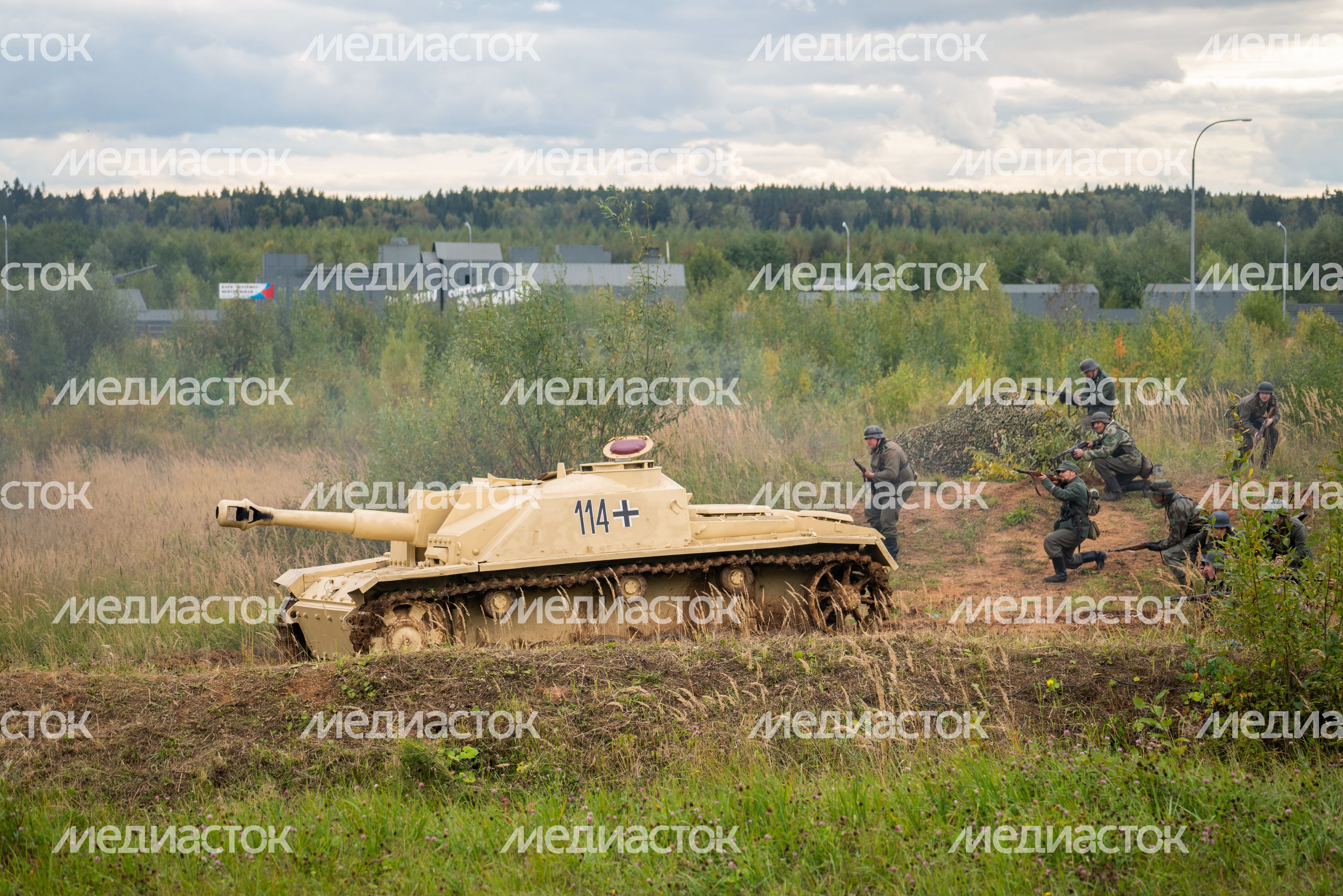Военно-историческая реконструкция боя в День танкиста в парке «Патриот» Одинцовского округа Военно-историческая реконструкция боя в День танкиста в парке «Патриот» Одинцовского округа
