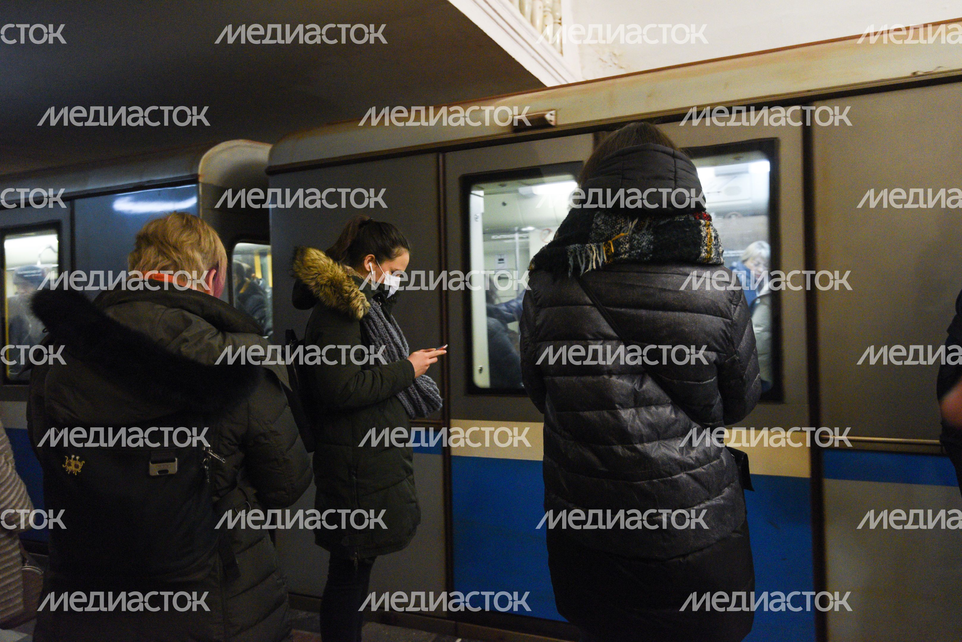 Люди в масках в период эпидемии коронавируса