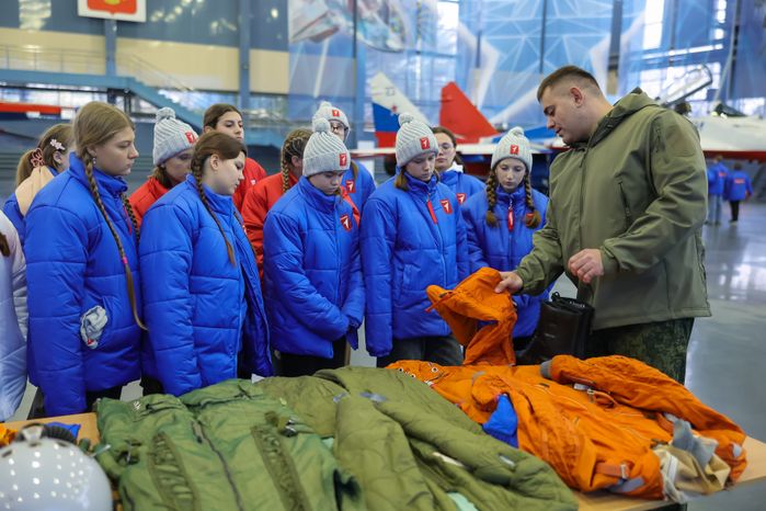 Активисты "Движения первых" встретились с участниками пилотажных групп "Стрижи" и "Русские витязи"