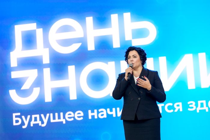 Екатерина Сизинцева поздравила с Днем знаний школьников и учителей технолицея им. В. И. Долгих