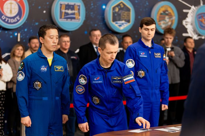 Космонавты основного экипажа МКС-73 Д. Ким, С.Н. Рыжиков, А.В. Зубрицкий на комплексной тренировке в Звездном городке