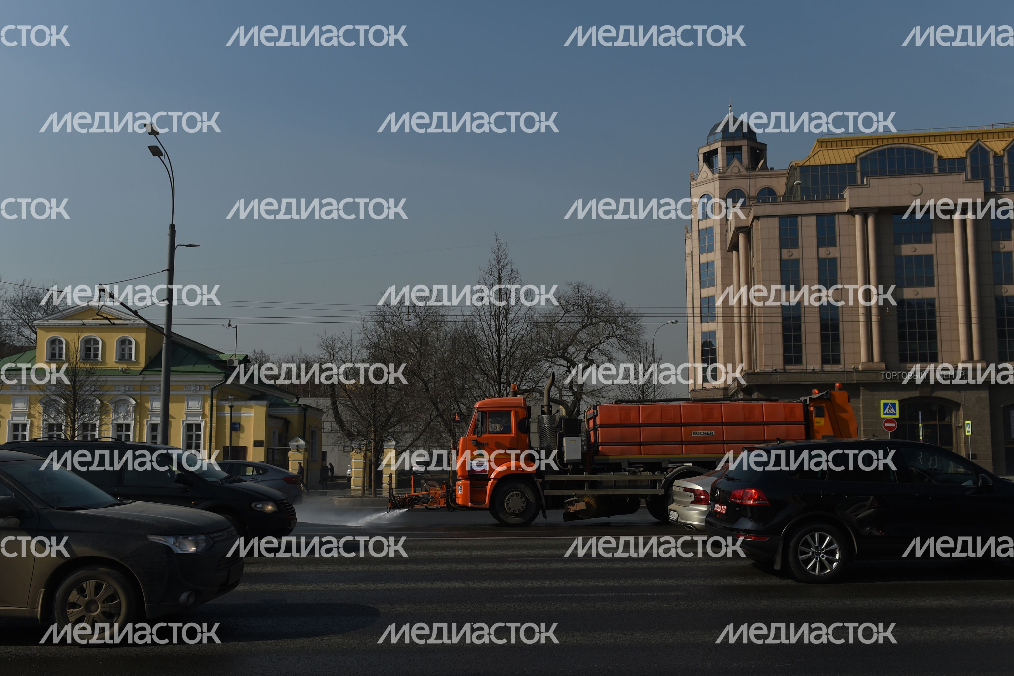 Дороги и тротуары в Москве вымыли с шампунем 