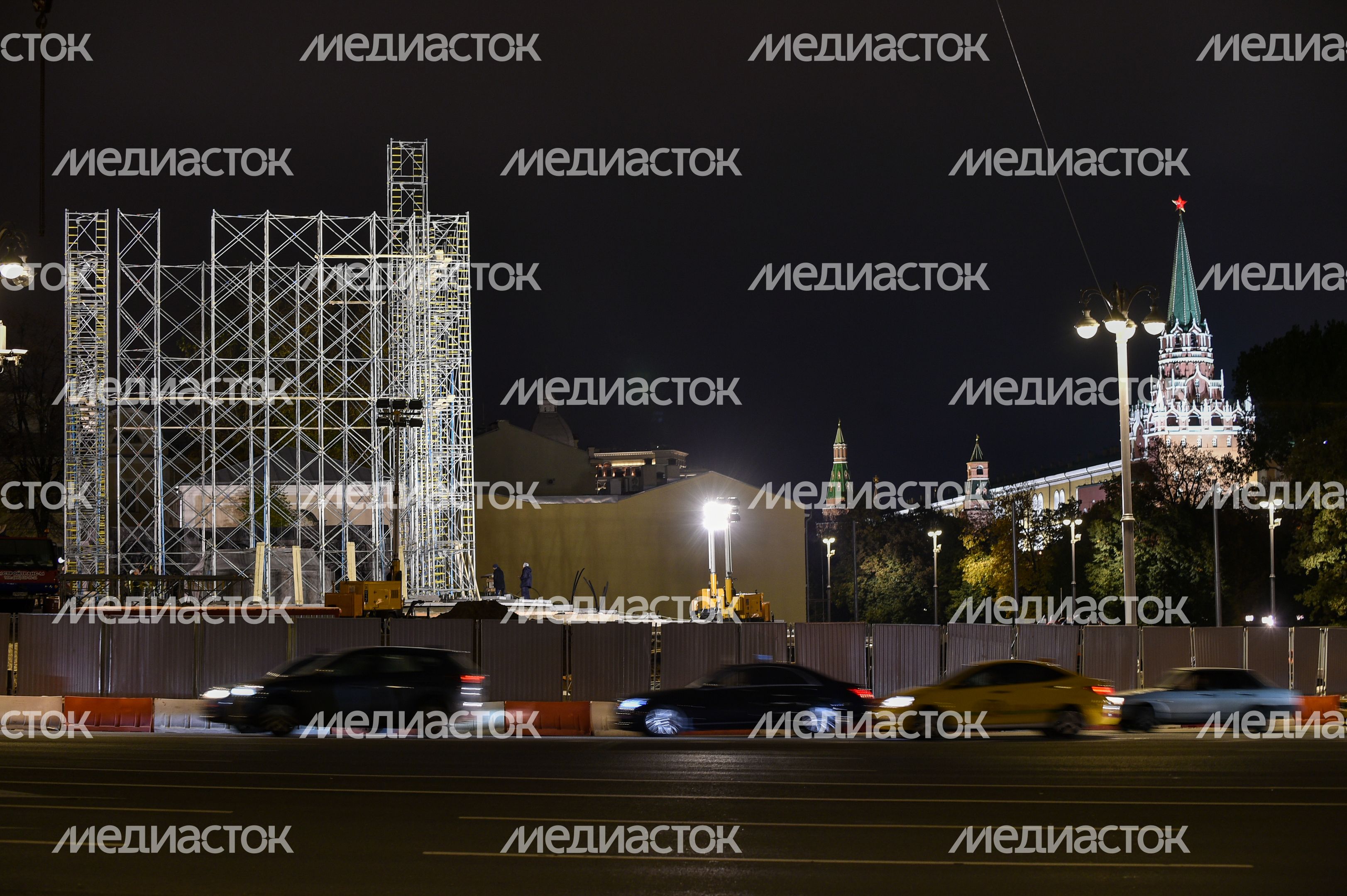 Установка памятника князю Владимиру на Боровицкой площади