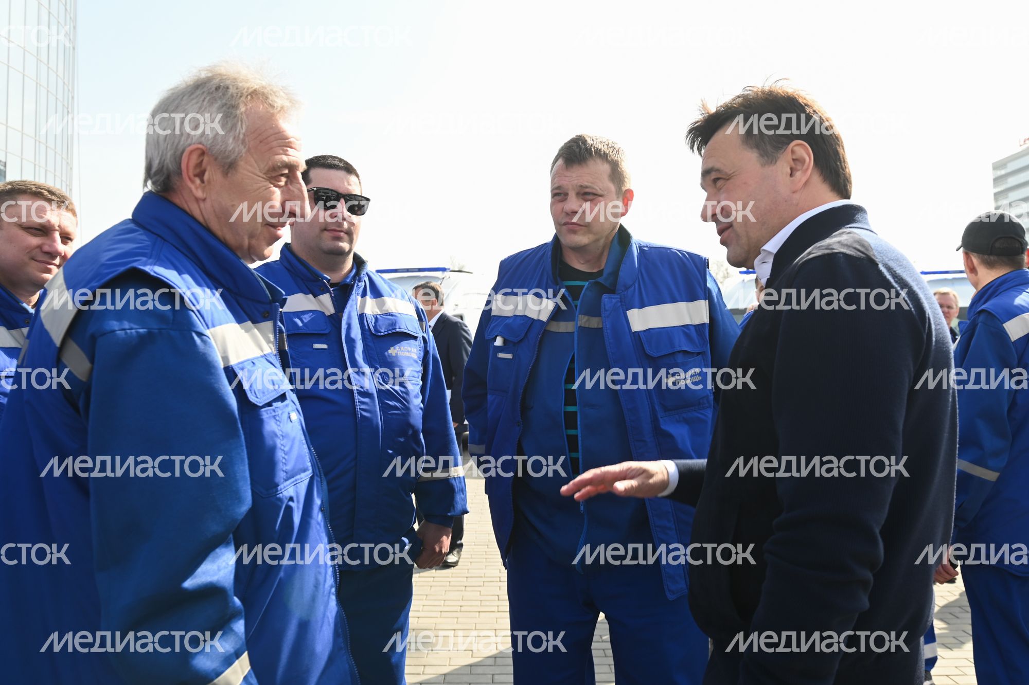 Передача Губернатором Подмосковья ключей от новых автомобилей областной станции скорой медицинской помощи