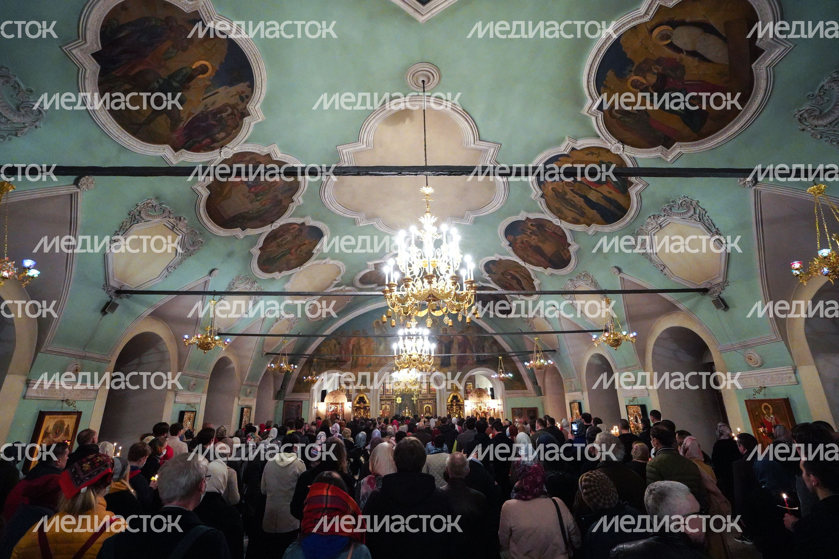 Пасхальная служба в Высоко‑Петровском монастыре в Москве