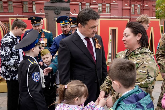 Андрей Воробьев вместе с героями СВО и детьми возложил цветы к Вечному огню у стен Кремля