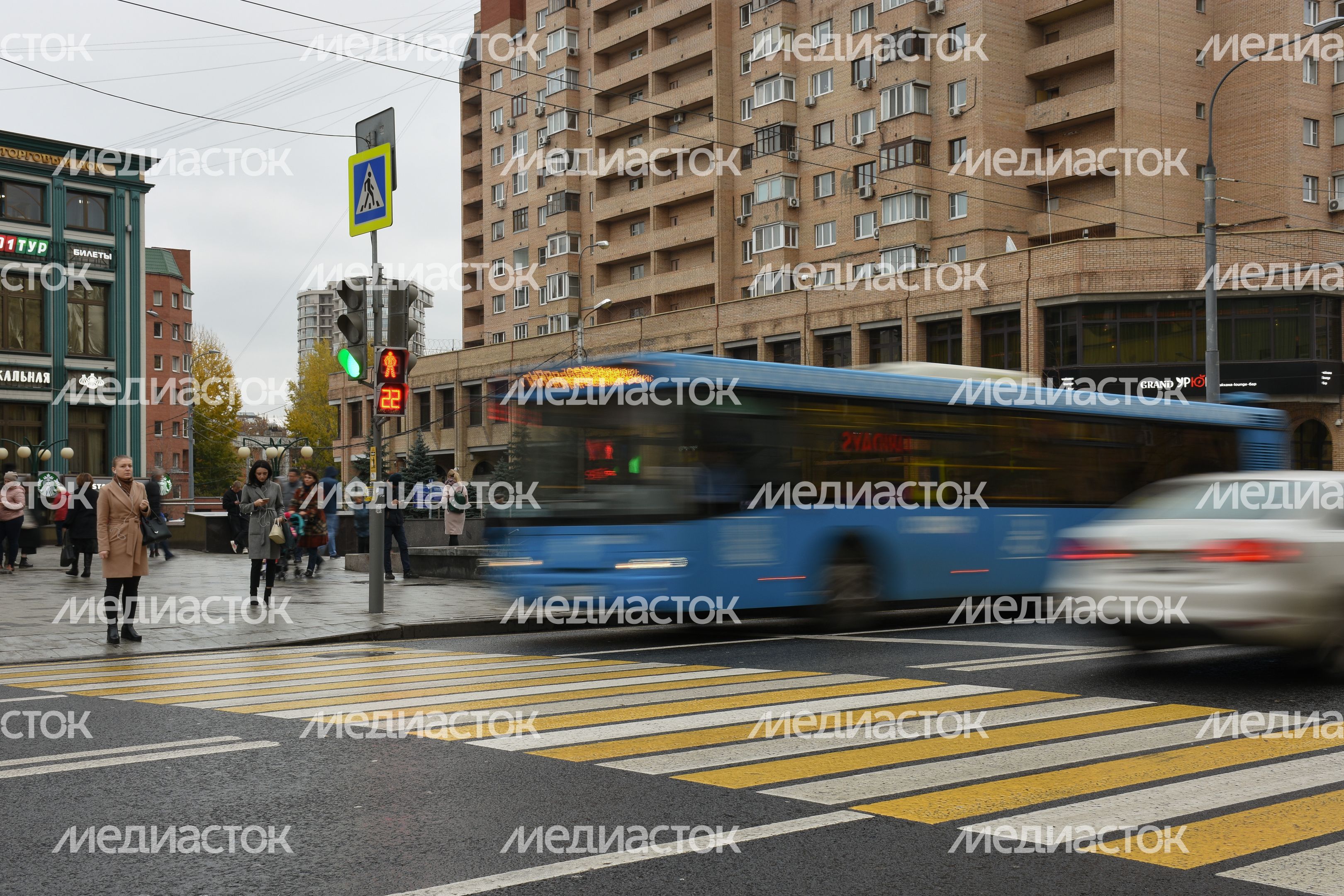 Повседневная жизнь города в Москве осенью