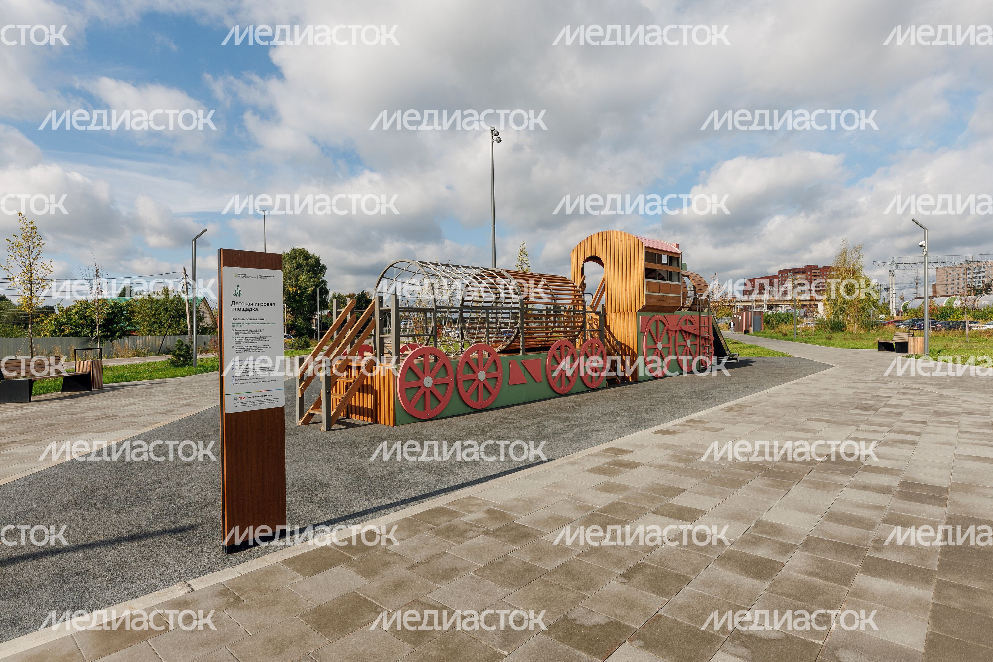 Детская площадка в виде паровоза на привокзальной площади Павловского Посада после благоустройства