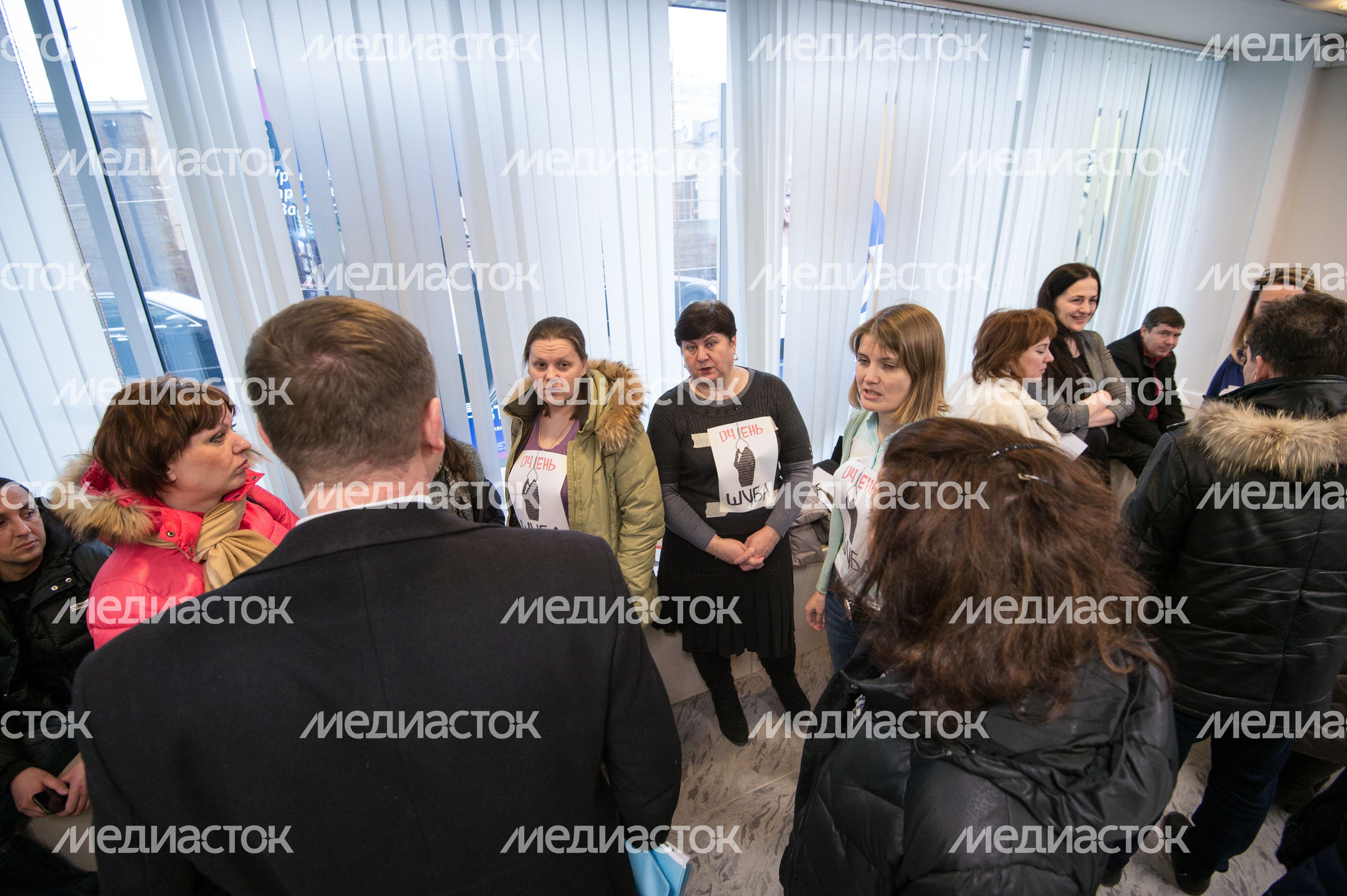 Акция протеста валютных заемщиков в офисе банка ВТБ 24 в Москве