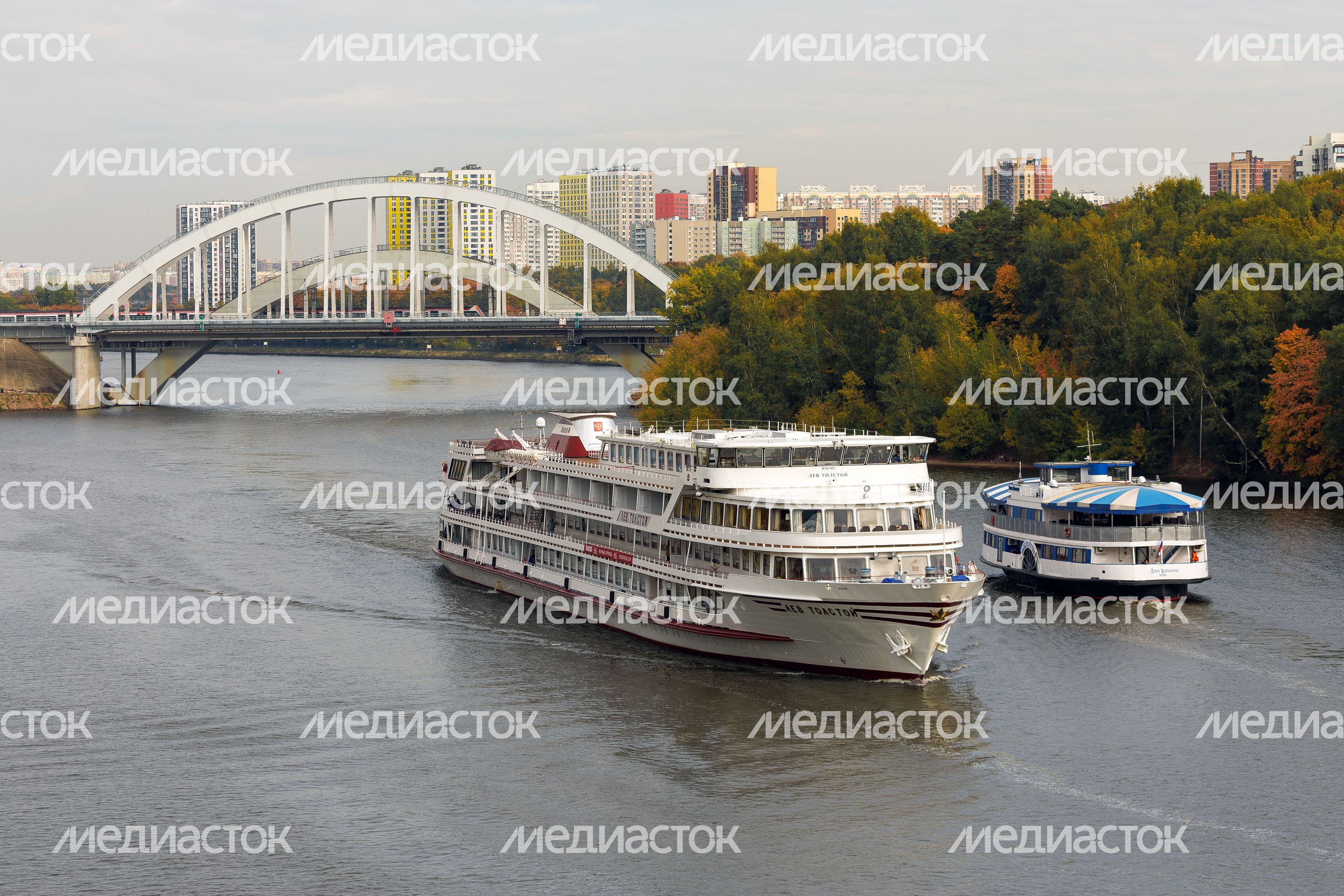 Навигация по Москве-реке в Химках осенью Навигация по Москве-реке в Химках осенью