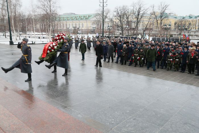 А. Воробьев возложил цветы к Могиле Неизвестного Солдата в День защитника Отечества