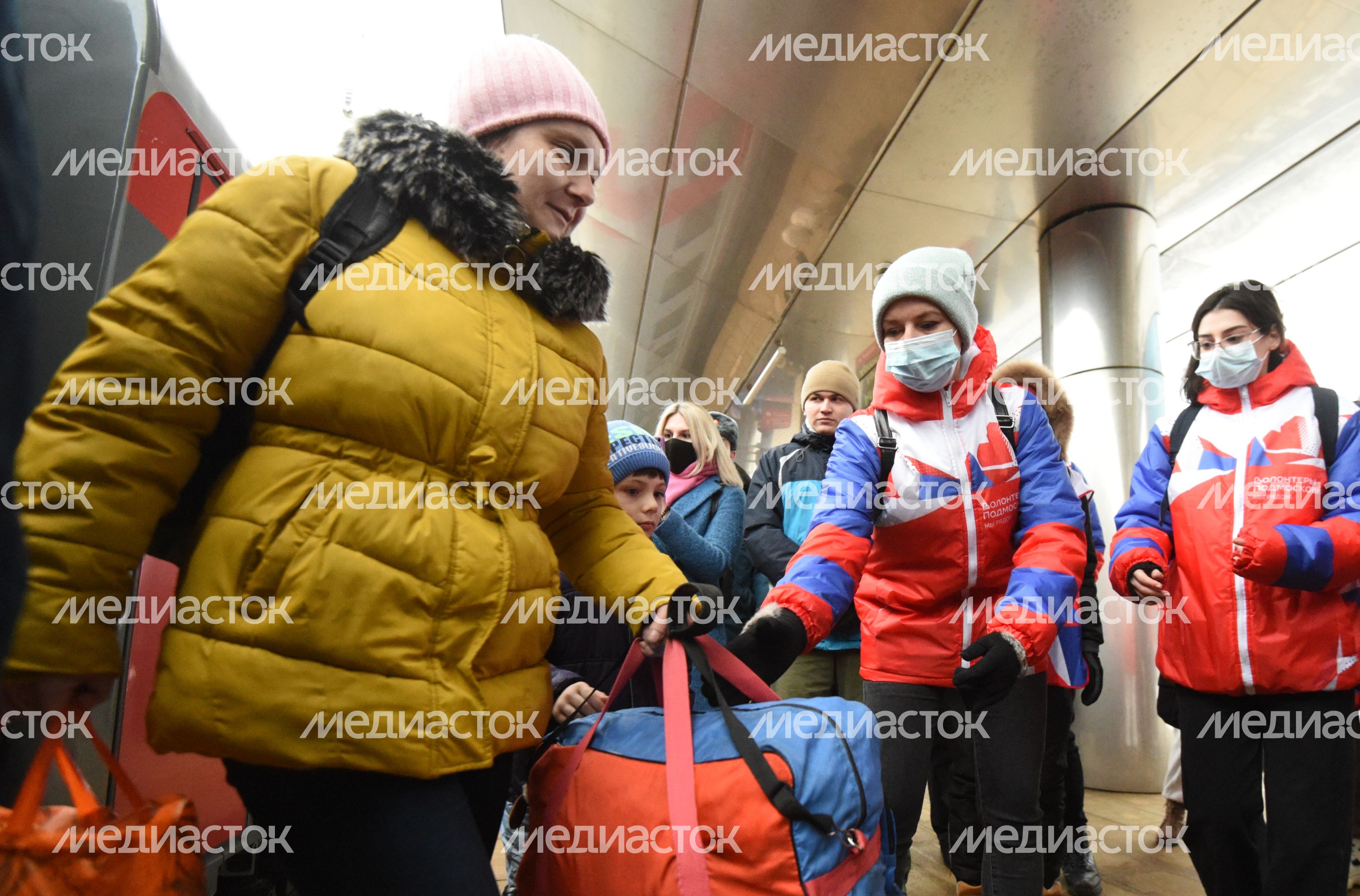 Прибытие второго поезда с жителями Донбасса на станцию Апрелевка Наро-Фоминского городского округа