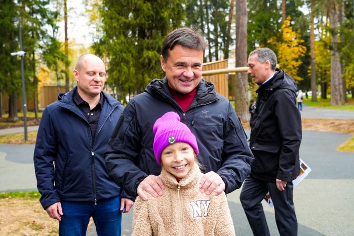 Андрей Воробьев проверил благоустройство лесопарка "Банный лес"