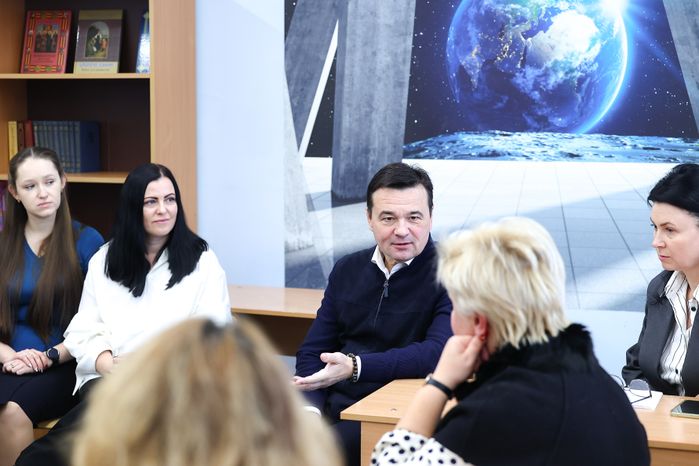 Губернатор Московской области пообщался с учителями гимназии №5 в Дзержинском