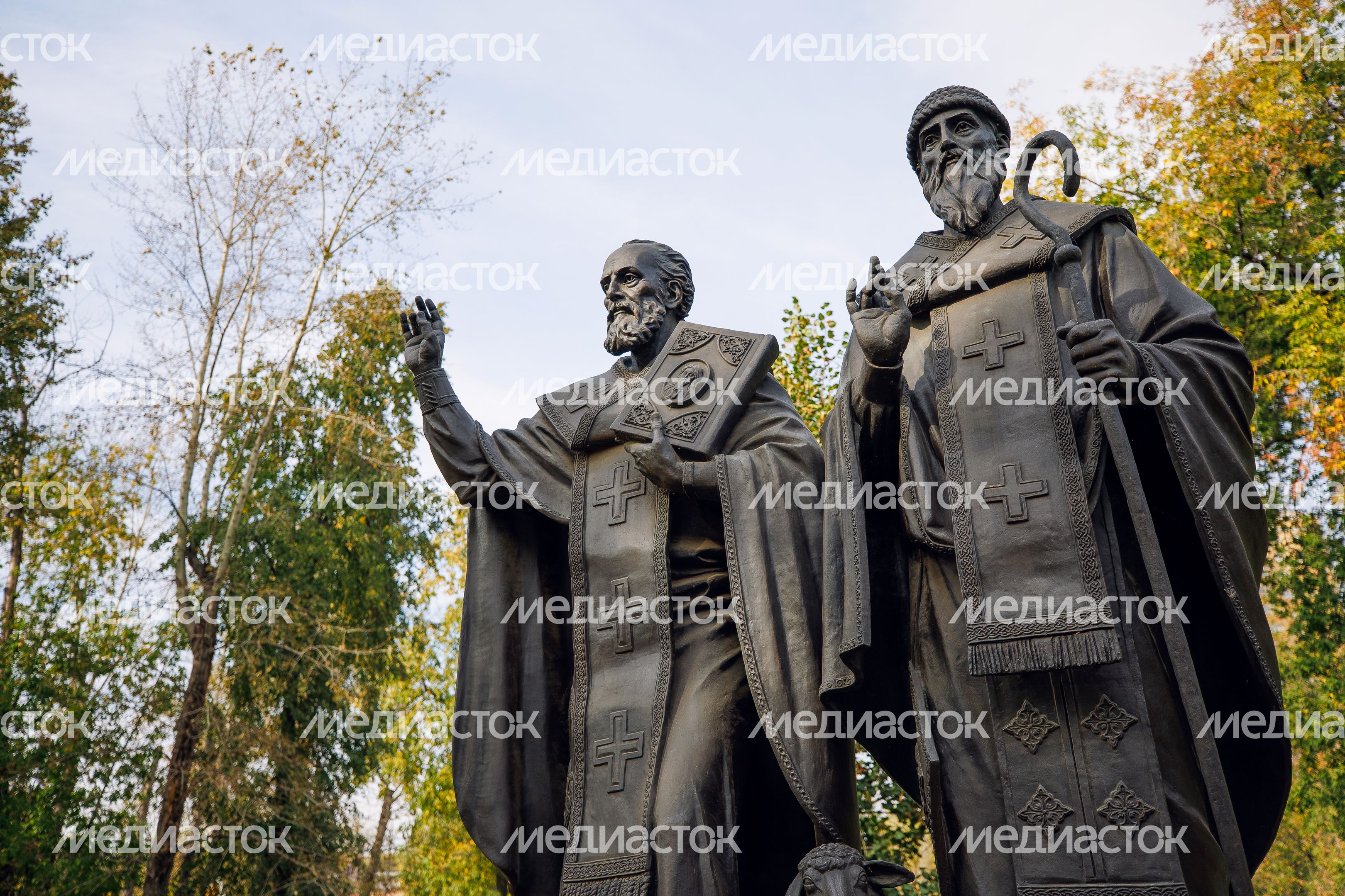 Святители Христовы Николай и Спиридон - памятник на территории усадьбы Белая дача в Котельниках Святители Христовы Николай и Спиридон - памятник на территории усадьбы Белая дача в Котельниках
