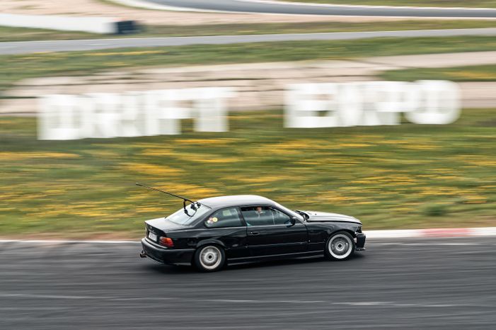 Гонка автомобилей на дрифт-фестивале скорости и драйва Drift Expo Track Mode 2025