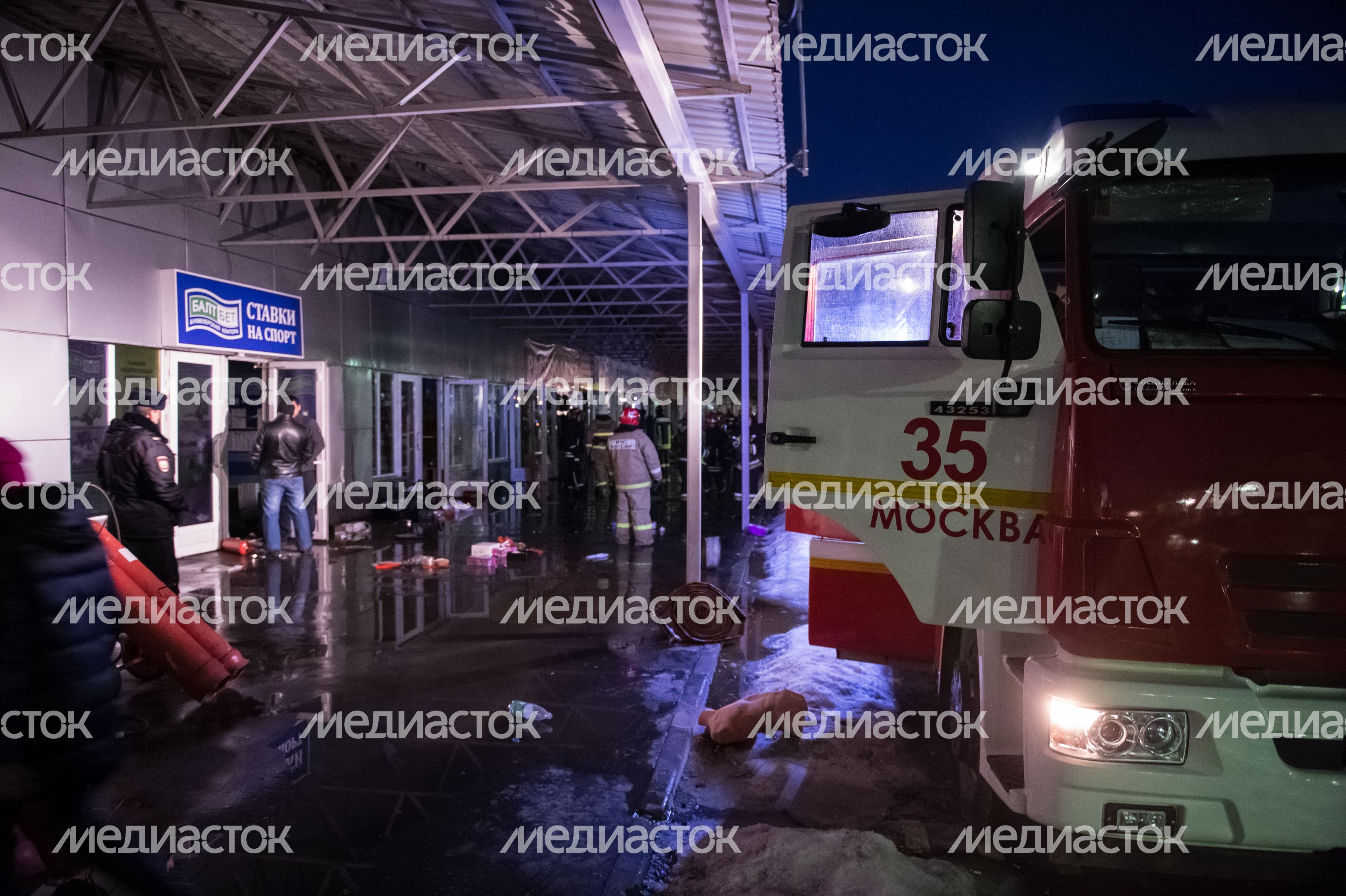 Пожар в торговых павильонах в Москве