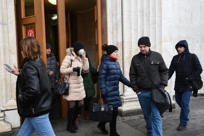Люди в масках в период эпидемии коронавируса