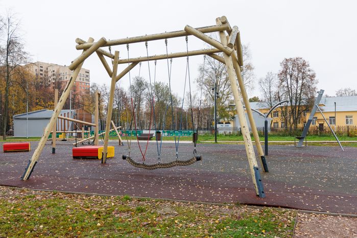 Качели в Центральном парке культуры и отдыха города Пушкино осенью