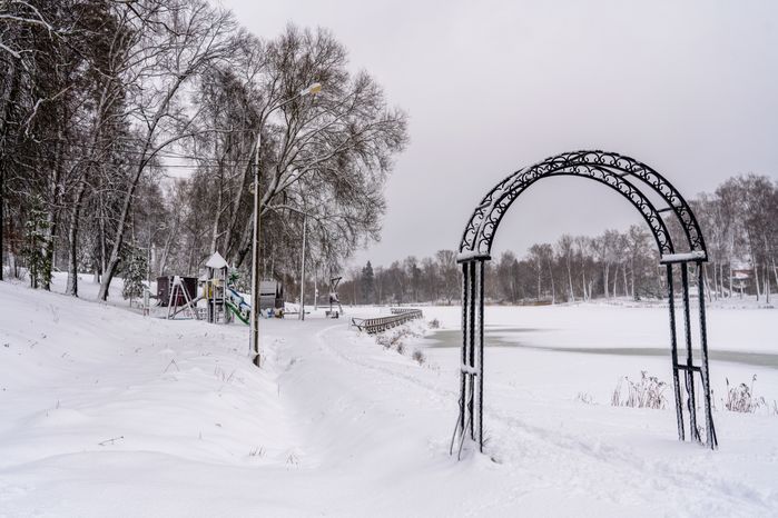 Набережная Холодного пруда в Высоковском городском парке культуры и отдыха «Березовый» в округе Клин зимой