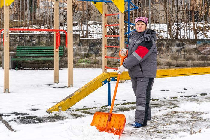 Коммунальщики из Красногорской городской службы убирают территорию дворов