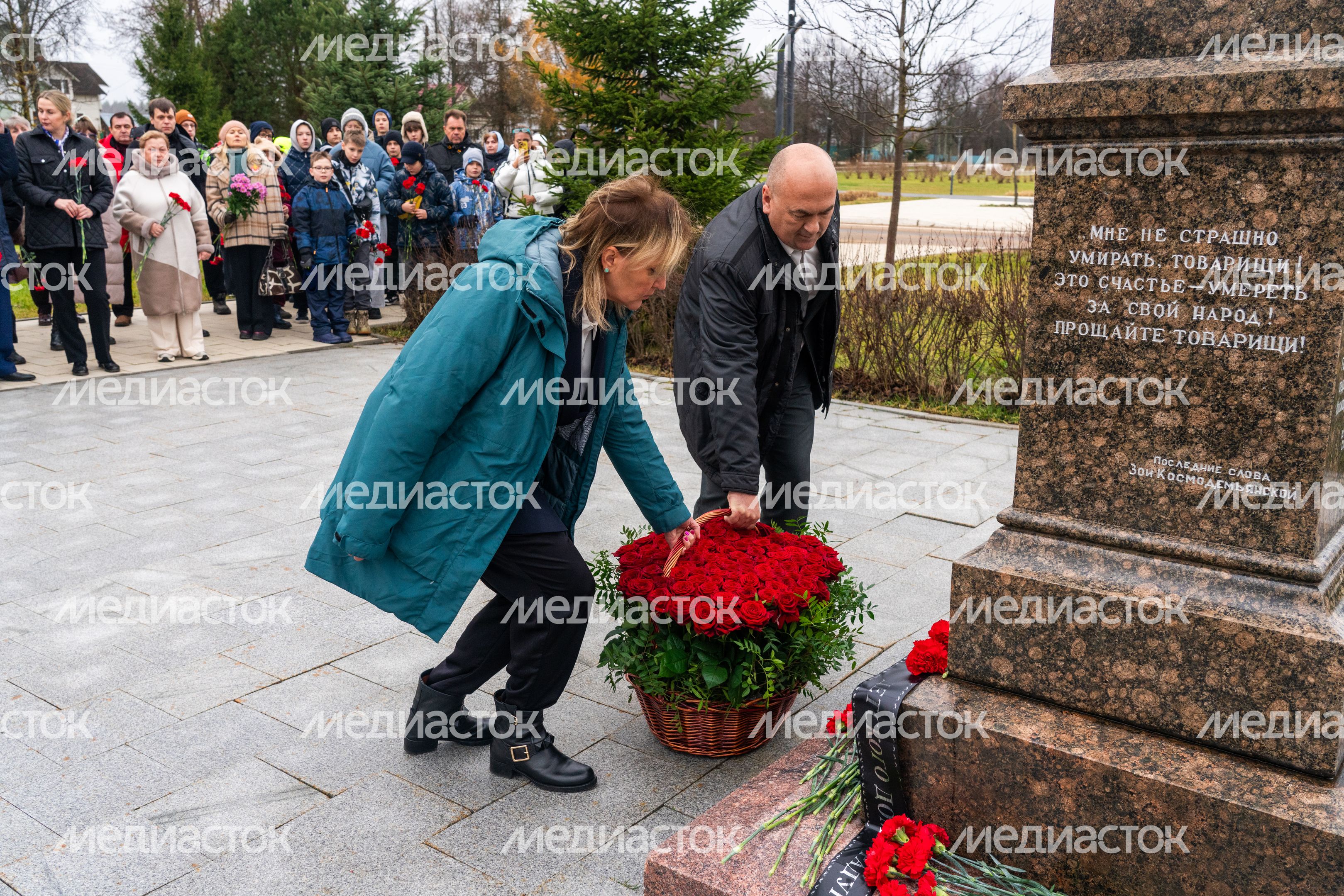 Возложение цветов к месту казни Зои Космодемьянской в музее «Зоя» Рузского округа Возложение цветов к месту казни Зои Космодемьянской в музее «Зоя» Рузского округа
